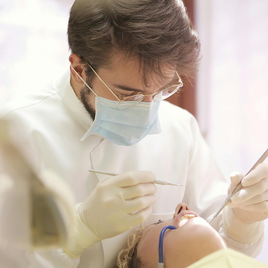 Tandläkare utför tandbehandling inför tandimplantat